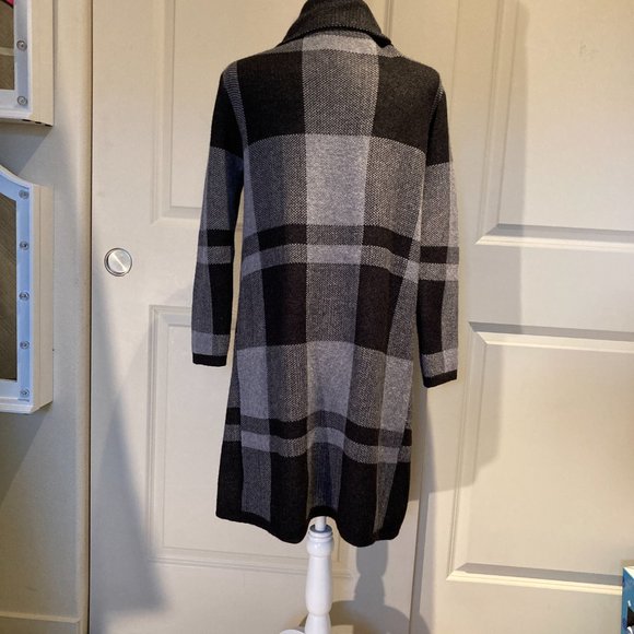 Davi & Dani dark gray plaid long cardigan duster sweater - Picture 3 of 8